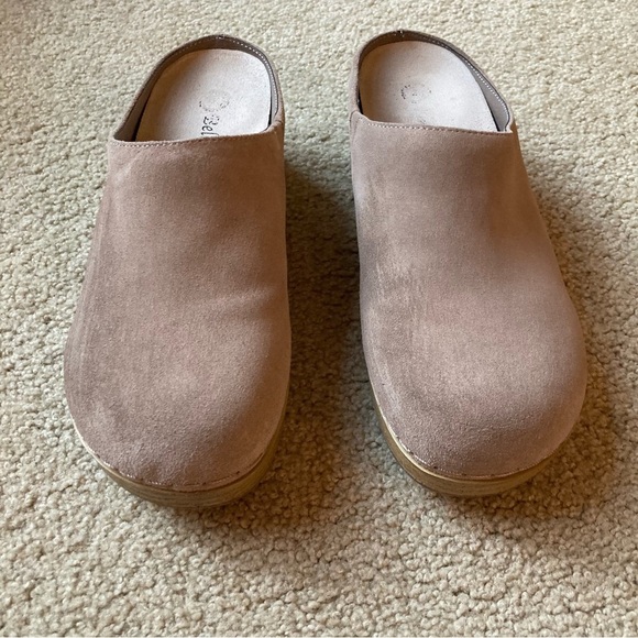 Bella-Vita Motto Clog, slip resistant. Tan almond suede color Size 6.5 M - Picture 2 of 7